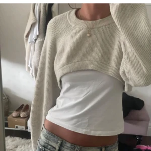Croppad stickad tröja  - Så snygg till vintern och hösten me ett linne under 🧸🤍