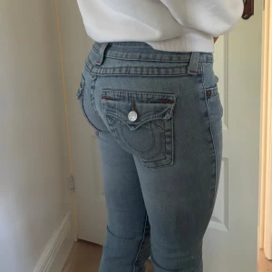 True religion jeans - Skit snygga jeans från true religion. Dom är lågmidjade och skulle säga att dom är som straight jeans. Passar till det mesta och sitter perfekt