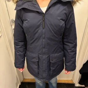 Peak performance jacka  - Säljer en väldigt fin peak jacka som har sköts om väldigt väldigt bra och lite använd.  Hör av er vid funderingar 