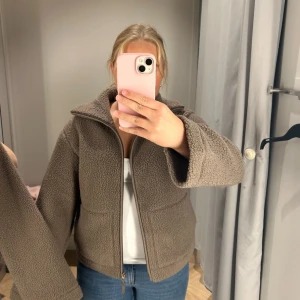 Teddyjacka hm - Prislappen kvar på! Gosig eftertraktad teddyjacka ifrån hm, så skön! Skriv vid frågor! Skriv om ni vill köpa och innan ni köper ❤️kan tänka mig diskutera priset 