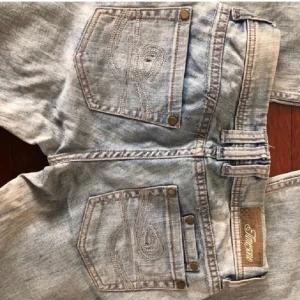 Snygga jeans! -  Köpte det av en tjej som hade köpt av en tjej men det passade inte på mig så jag säljer vidare dem är i Bra skick!💖 