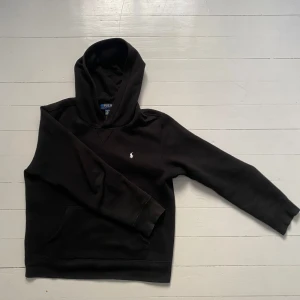 Ralph lauren hoodie  - Säljer denna feta Ralph lauren hoodie! Väldigt fint skick! Storlek L i ungdom så passar Xs. Hör av dig vid minsta fråga!✌️