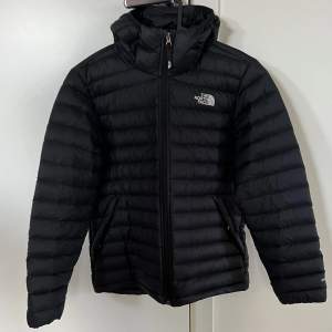 The North Face - lättvadderad dunjacka stl Boys XL (som en S-M vuxen) svart med luva. Mycket fint skick. 