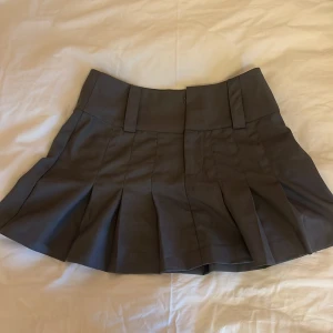 Veckad Kjol lowrise - Jätte söt lågmidjad kjol🔥 Strl XS Midjemått rakt över: 34 cm Längd på kjolen:36 cm