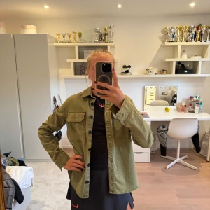 Höst jacka - Super cool och trendig jeans jacka, mycket bra skick💕