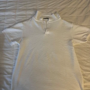 Piké  - Vitt picke med mönster