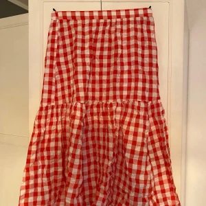 röd rutig kjol - jättesöt mellan lång röd/vit rutig kjol från monki! med volanger. i mycket bra skick! storlek S ❣️⭐️