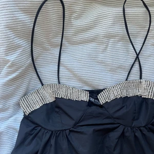Zara topp - Så snygg topp från zara, använd endast på inspark, inga defekter. Köpt för 399
