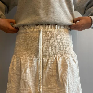 Zara kjol  - Sååå fin och gullig kjol från zara! Stolek m! Så fina detaljer med snäckor på banden 🤍🤍🤍