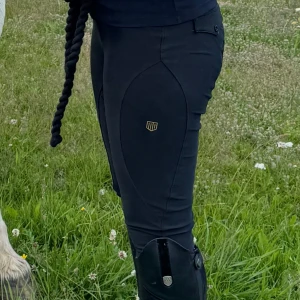 Maya Delorez Preformance Breeches - Maya Delorez Zia Preformance Breeches Stl M Säljer då de inte kommer till användning! Använt väldigt sparsamt, inga tecken på användning :) Kan skicka fler bilder Finns på flera sidor (Frakt ingår inte)
