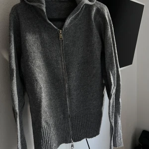 Grå kofta från Emery Rose - Säljer en mysig grå kofta från Emery Rose i storlek M. Den har en dragkedja framtill, långa ärmar och ribbade kanter för extra komfort.