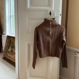 Djerf avenue kofta - Ready Set Go Cardigan Brown 🤎     Kofta från Djerf Avenue! Använd men i gott skick, förutom vid kragen och dragkedjan där sömmen lossnat på ett ställe, men inget som syns när du har den på dig. Oversize på mig som vanligtvis bär S-M! Nypris 1500:-. 