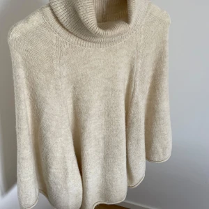 Stickat set från zara - Stickat set från zara, så mysigt och varmt🧸 Toppen är i stl S och kjolen i stl M och passar mig som vanligtvis är S i kjolar! Skriv för fler bilder💚