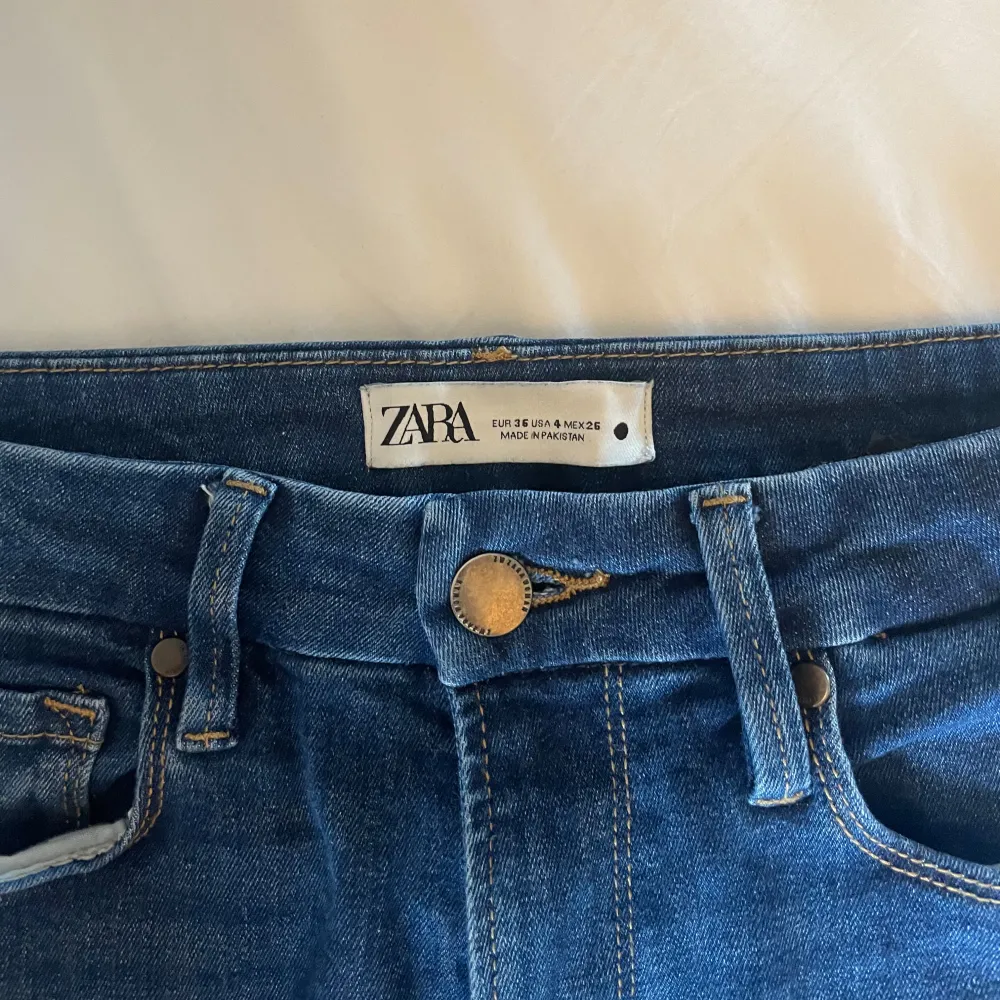 Säljer mina jeans från Zara pga att dem inte kommer till någon användning. Aldrig använda byxorna är i medelhög midja. Några frågor så är det bara att skriva!. Jeans & Byxor.