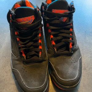  Nike Flight - Ett par Nike Flight Sneakers i strl 42,5, innersula 27 cm, använda men i gott skick. 