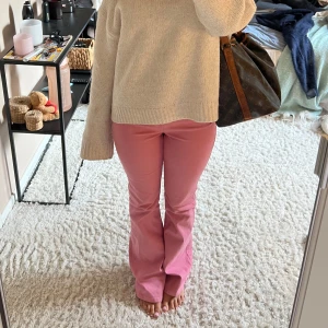 Rosa jeans! - Säljer dessa as coola jeans från zalando. Inte alls används mycket så bra skicka. Den är högmidjade men inget som syns om man har en tröja på sig, går säker även att sy ner lätt! Bara att skriva för frågor💞💞