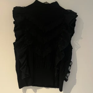 Svart topp zara - Svart topp med volanger från Zara. Använd fåtal gånger inga defekter. Nypris ca 400 kr och säljer för 200 ca . Storlek S men passar även XS.