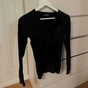 Ralph lauren   - Fin tröja som är ifrån ralph lauren, aldrig använd utav mig men köpte den på second hand🌟 Skulle även kunna tänka mig att byta emot en annan färg om det skulle vara intressant av någon! Stl är M men den sitter som en S