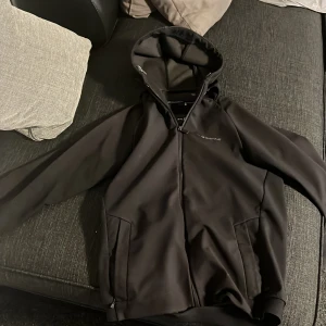 Säljer en knappast använd sail racing vindjacka - Har använt den ett par gånger och inte använt den sen dess den är i bra skick inga skador 163-170 passar i den (XS)