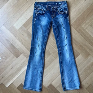 Miss Me Jeans Bootcut - Ursnygga vintage Bootcut miss me jeans med unika detaljer på bakfickan, perfekt inför hösten🍂🍁 Midja: 35cm Innerbenslängd: 72cm