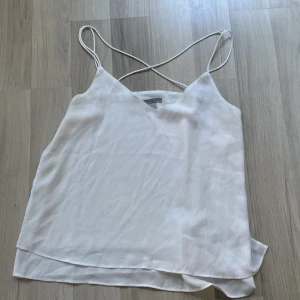 Linne  - Superfint linne men tyvärr för litet för mig, den är jättefin i ryggen och sitter superfint där fram också❤️den är tvättad och inte trasig någonstans