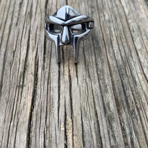 Mf doom ring - Har lite skrapor men annars bra kondition, pris går att prata om