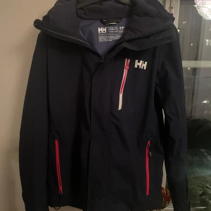 Helly Hansen Jacka  - Tja, säljer nu en blå helly Hansen jacka!!! Skicket är 8.5/10 då den är lite sliten på kragen ish. Annars är skicket dunder! Denna jacka kan användas som skidjacka men även som en vardagsjacka under vintertid då den är fodrad! Pris ej hugget i sten så kom gärna med ett prisförslag eller en fråga!!!