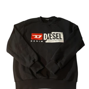 Svart Diesel Sweatshirt - Säljer en riktigt cool, svart ”GIRK CUTY” tröja i toppskick från Diesel. Storlek S.  Nypris: 1200kr