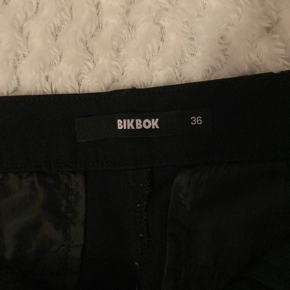 Svarta byxor från BikBok - 1