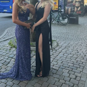 Balklänning - Svart balklänning med paljetter i stl 38 från Showpo, slits & öppen rygg. Det går att justera hur djupt man vill att urringningen ska gå 🖤använd 1 gång, är 170 lång för referens 