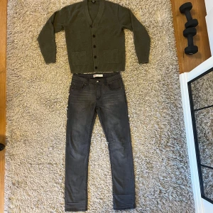 Slim Levis 512 jeans - Säljer ett par riktigt snygga Levis 512 jeans i storleken W28 L32🔥| Har inga defekter | Är svart gråa och sitter slim | Pris 349 kr | Vid funderingar skriv gärna🤗| pris går att diskutera!