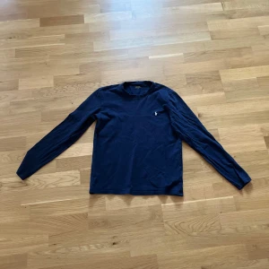 Blå långärmad Ralph Lauren tröja - Säljer en stilren mörkblå långärmad tröja från Ralph Lauren, Bra passform och bra skick, inga defekter!