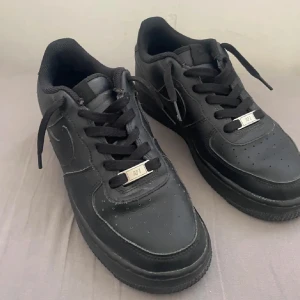 Nike Air Force 1 - Hej säljer ett spar Nike airforce använder de inte längre för att de är för små på mig