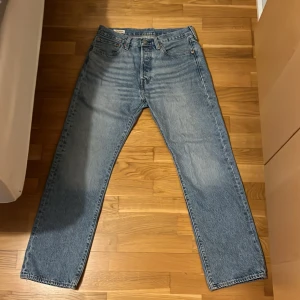 Levis 501 jeans i blå denim - Klassiska Levis 501 jeans i ljusblå denim. Strlk W31 L30. Knappt använda (2-3ggr).