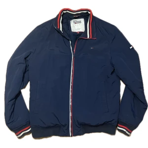 Tommy Hilfiger Jacka - Fodrad Tommy Hilfiger jacka. Använd flertal gånger men har inga större tecken på använding, möjligtvis minimala fläckar men dessa går att bara få bort med vatten. 