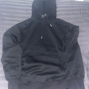 Pull&Bear - En Pull&Bear tröja då jag inte använder den och den ligger i onödan i garderoben. I väldigt bra skick och passar bra till vintern samt hösten.