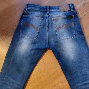 Nudie byxor w28 - Nudie byxor w28 i midjan men upsydda så dom är 104cm långa modellen är skinny lin