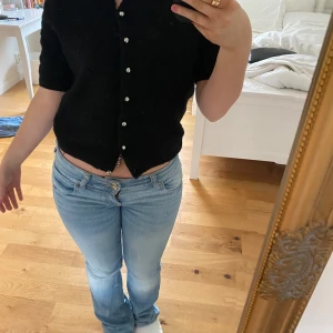 tröja - säljer en stickad tshirt/ kofta som är ny!