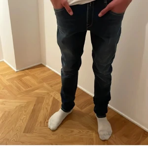 Replay jeans - Detta är ett par oanvända och snygga replay jeans. Jag på bilden är 174cm lång... Ställ gärna frågor och prisförslag! 