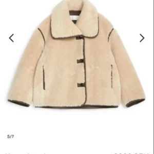 Beige teddyjacka med knappar - Säljer en mysig beige teddyjacka med stora knappar. Strl m och nyskick med lapp kvar!