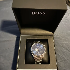 Hugoboss klocka silver - Riktigt snygg och stilren klocka från Hugo Boss med silverfärgad länk och blå urtavla. Klockan har flera små urtavlor och en klassisk design som passar perfekt för den modemedvetna. Skriv för fler bilder. Säljes då jag inte har användning för den. Köptes för 1800kr så säljer för bra pris då den bara är använd fåtal gånger