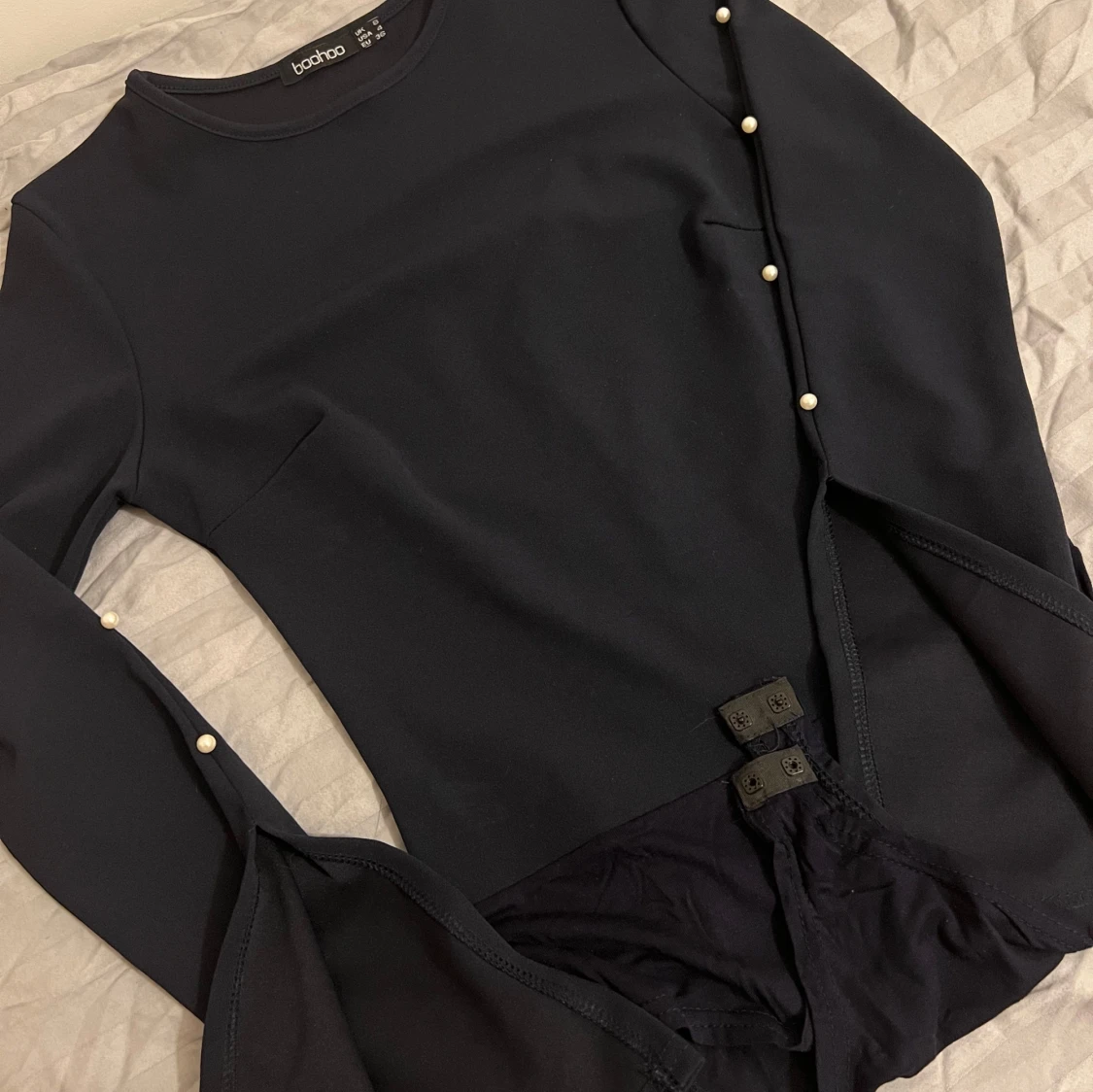 Mörkblåa bodysuit med pärlor  - 2