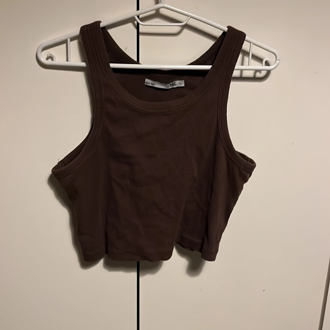 Brun ribbad linnetopp