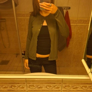 Olivgrön kofta från saint tropez - Säljer en stilren olivgrön kofta från Saint Tropez. Koftan har långa ärmar och en enkel knapp framtill. Knappt använd och superbra skick! 💞