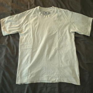 T-shirt från Adidas - Säljer en vit t-shirt från Adidas. Storleken är xs men lite oversized så kan passa storlek s också. Den är i jätte fint skick och är nog använd max 1 gång om ens de.
