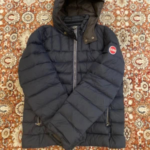 Colmar jacka  - Hej! Säljer nu min jacka från märket Colmar, storlek 50/L, använt skick modellen är 184cm och väger 70kg . Tveka inte på att höra av dig om du har frågor eller funderingar kring jackan!
