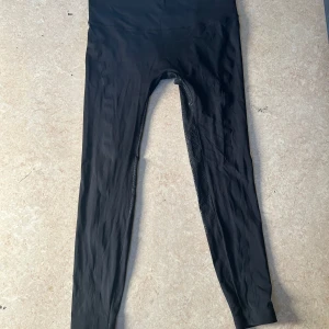 Svarta ridleggings, helskodda - Snygga svarta ridleggings, heöskodda. De har en hög midja för extra komfort och stöd.