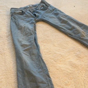 Lågmidjade bootcut jeans - Ljusblåa bootcut jeans från Lager 157 som är sydda till lågmidjade💓 Säljer dem pga. de är för stora i midjan och för små i låren, passar om man har lite större höfter. Obs! De har ett litet hål under rumpan (bild 4) men det är lagat på insidan av jeansen (bild 5)🤗