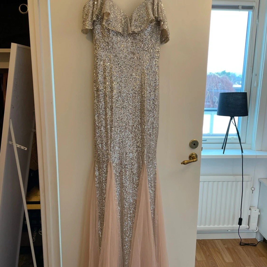 Glittrig långklänning med volangdetaljer - 1