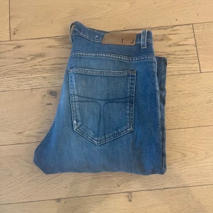  Tiger of Sweden jeans  - Riktigt stilrena och snygga Tiger of Sweden jeans i modellen ”evolve. Storlek 34/34. Skick 8/10, Nypris ca 1700kr, skriv gärna vid minsta fråga eller fundering! Pris kan diskuteras!